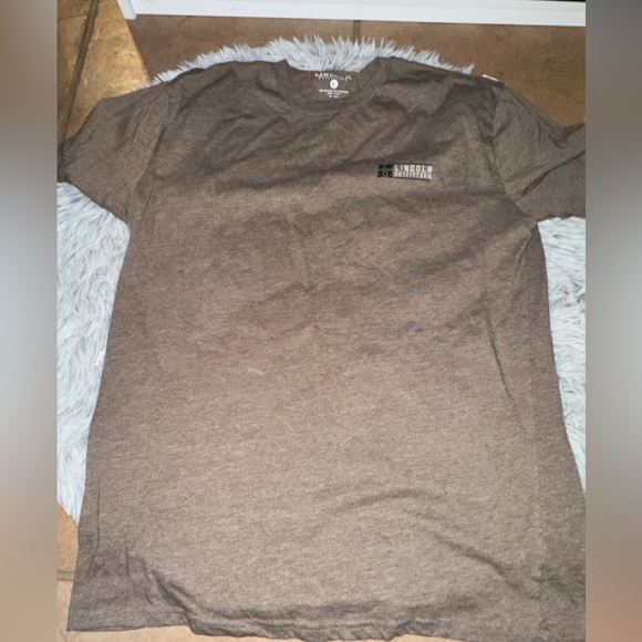 Lincoln Outfitters Short Tee Shirt 🤍 - Picture 1 of 4